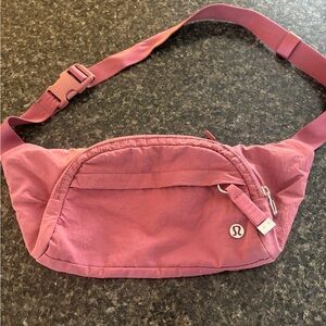 lululemon athletica Beat The Belt Bag -Cherry Tint